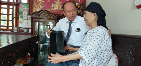 Thép Việt Đức thăm, tặng quà mẹ Việt Nam Anh Hùng