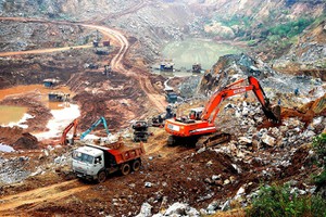 Lại cho phép xuất khẩu quặng sắt của dự án thua lỗ ngành công thương