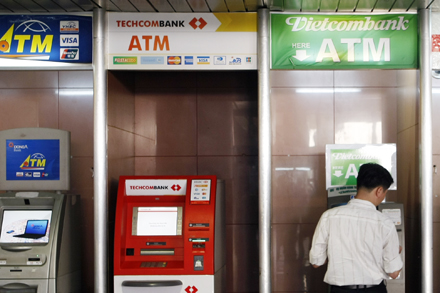 35 ngân hàng tiếp tục miễn phí rút tiền ATM nội mạng