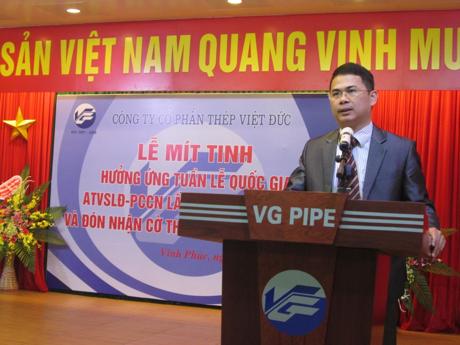 Thép Việt Đức tổ chức phát động hưởng ứng tuần lễ Quốc gia về ATVSLĐ- PCCN lần thứ 18 và đón nhận cờ thi đua của Bộ Công an
