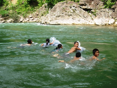 Cấp thuyền, áo phao cho các học sinh “bơi qua sông đến trường”