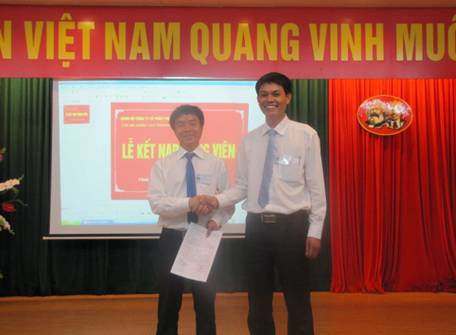 Công ty CP Thép Việt Đức tổ chức buổi lễ kết nạp Đảng viên mới