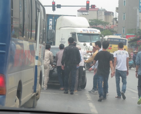 CSGT cùng dân đẩy xe bị nạn để giải tỏa giao thông