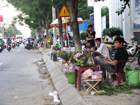 Đà Nẵng: Cuối ngày lễ, hàng hoa vẫn vắng khách