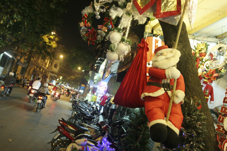 Đón Noel sớm trên phố cổ Hà Nội