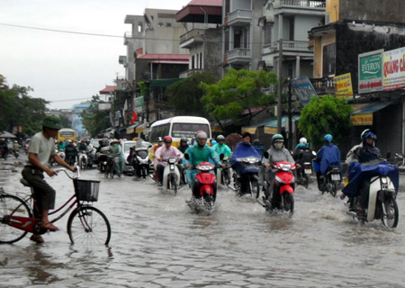 Giao thông Hà Nội “khốn đốn” với mưa to, đường ngập, ùn tắc