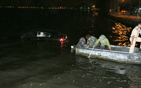 Hà Nội: Xe Lexus lao xuống hồ Tây lúc nửa đêm