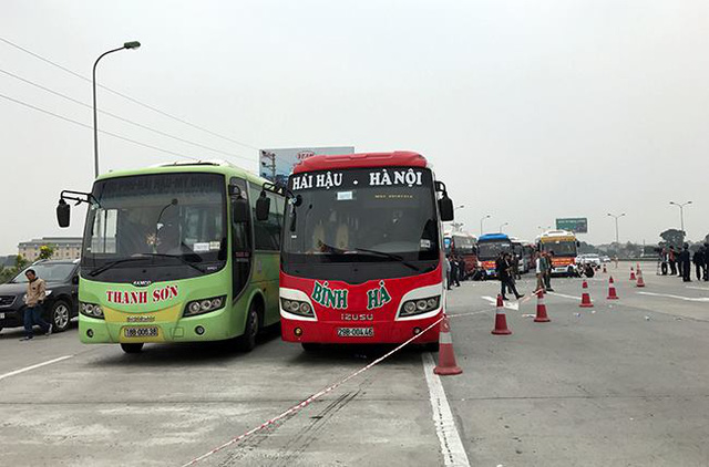 Hàng chục xe khách nối đuôi về Hà Nội phản ứng việc điều chuyển luồng tuyến