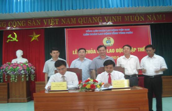 LĐLĐ tỉnh Vĩnh Phúc tổ chức ký kết thỏa ước lao động tập thể cho 15 doanh nghiệp tiêu biểu.