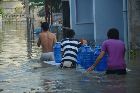 Người Sài Gòn hối hả chạy lụt