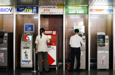 NHNN: Chưa được thu phí giao dịch ATM nội mạng