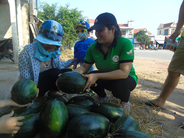 Quảng Bình: Căng mình giữa nắng nóng “giải cứu” dưa hấu cho nông dân Quảng Ngãi