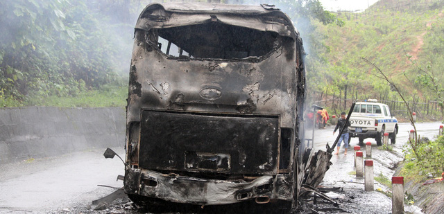 Quảng Nam: 7 người kịp thoát thân trước khi xe khách nổ lớn, cháy rụi