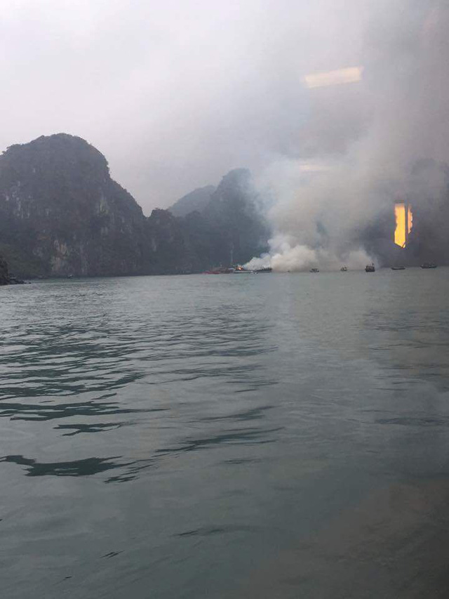 Tàu chở 14 du khách nước ngoài bốc cháy dữ dội trên Vịnh Hạ Long
