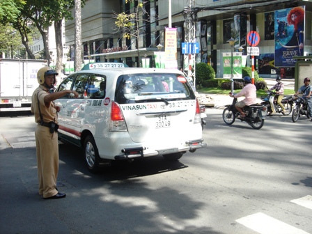Taxi ở Sài Gòn đã “ăn cắp” tiền khách thế nào?