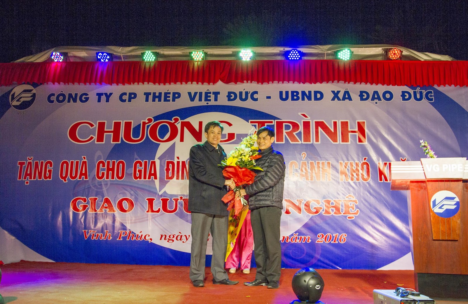 Thép Việt Đức (VGS) tổ chức giao lưu văn nghệ và tặng quà cho các gia đình có hoàn cảnh khó khăn trên địa bàn xã Đạo Đức