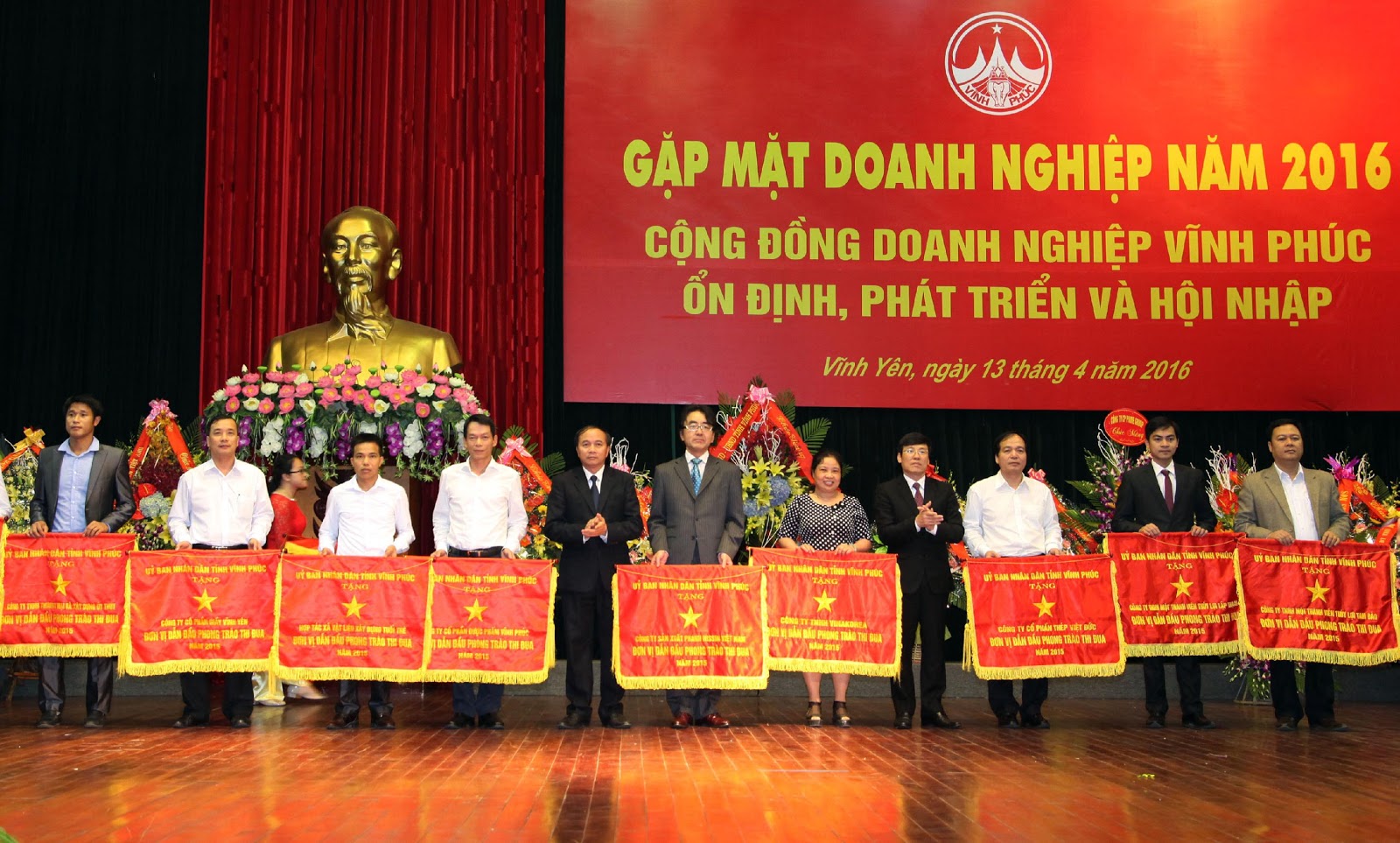 Thép Việt Đức được nhận cờ thi đua xuất sắc của UBND tỉnh Vĩnh Phúc và Bằng khen của VCCI