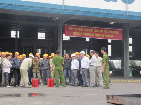 Thép Việt Đức phối hợp Cảnh sát PCCC Vĩnh Phúc diễn tập phương án chữa cháy 2011
