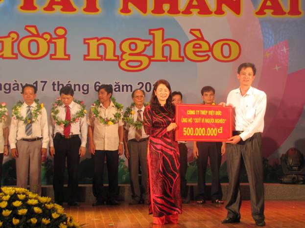 Thép Việt Đức ủng hộ người nghèo Vĩnh Phúc 500 triệu đồng.