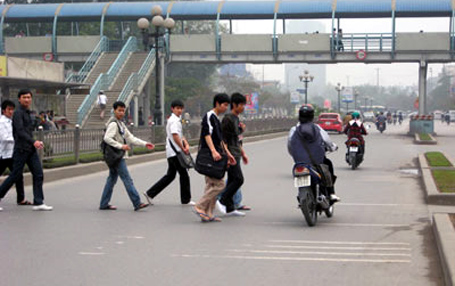 Từ tháng 2/2016, Hà Nội xử phạt người đi bộ vi phạm luật giao thông
