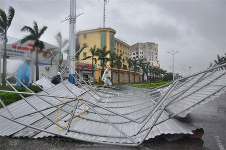 Việt Nam 10 người chết do bão Kalmaegi