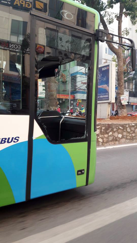 Xe buýt nhanh vỡ tan cửa kính vì va chạm với taxi