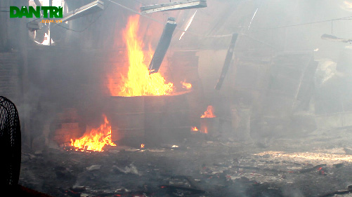 Xưởng gỗ hàng ngàn m2 cháy nổ, công nhân hoảng loạn tháo chạy