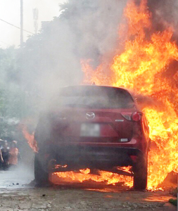 Đỗ cạnh đống rác đang đốt, Mazda CX5 bốc cháy ngùn ngụt
