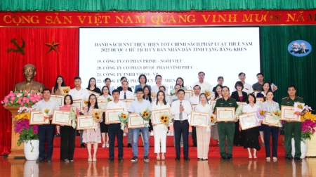 Thép Việt Đức vinh dự được nhận Chủ tịch UBND tỉnh Vĩnh Phúc tặng bằng khen